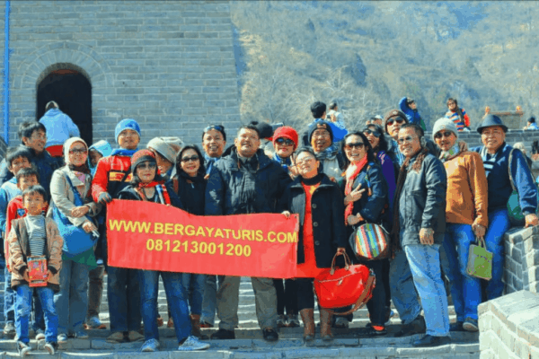 Keluarga Besar Telkom Family Group tour ke Beijing Shanghai Maret 2014 (2)