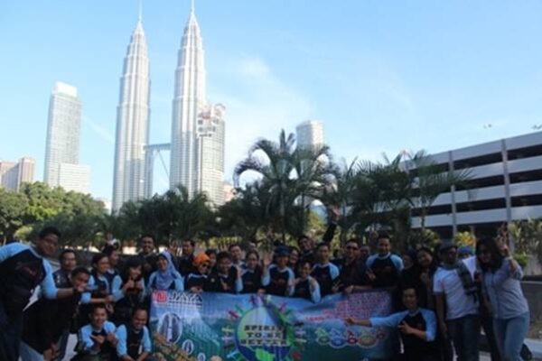 Kuala Lumpur - Bergayaturis (1) Kuala Lumpur - Bergayaturis (1)