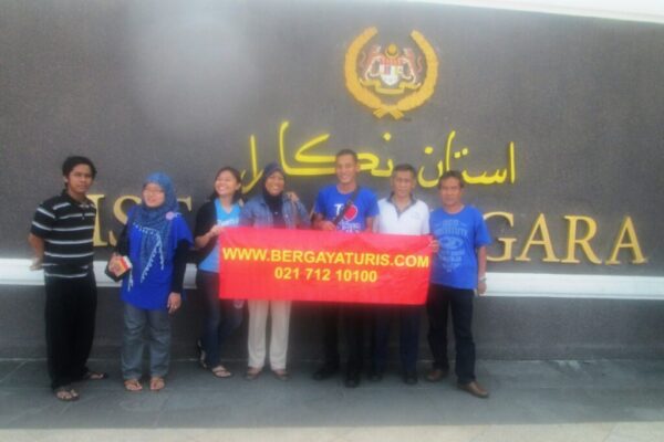 Salah satu group Departemen PU – 12 pax – outing ke Kuala Lumpur (1) Salah satu group Departemen PU – 12 pax – outing ke Kuala Lumpur (1)