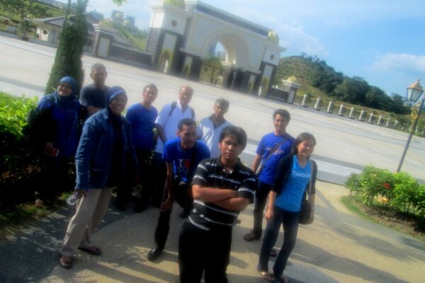 Salah satu group Departemen PU – 12 pax – outing ke Kuala Lumpur (2) Salah satu group Departemen PU – 12 pax – outing ke Kuala Lumpur (2)